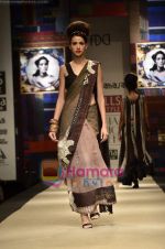 Model walks the ramp for Niki Mahajan show on Wills Lifestyle India Fashion Week 2011-Day 4 in Delhi on 9th April 2011 (35).JPG